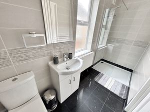Shower room- click for photo gallery